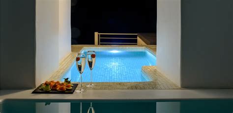 NEFELES LUXURY SUITES .